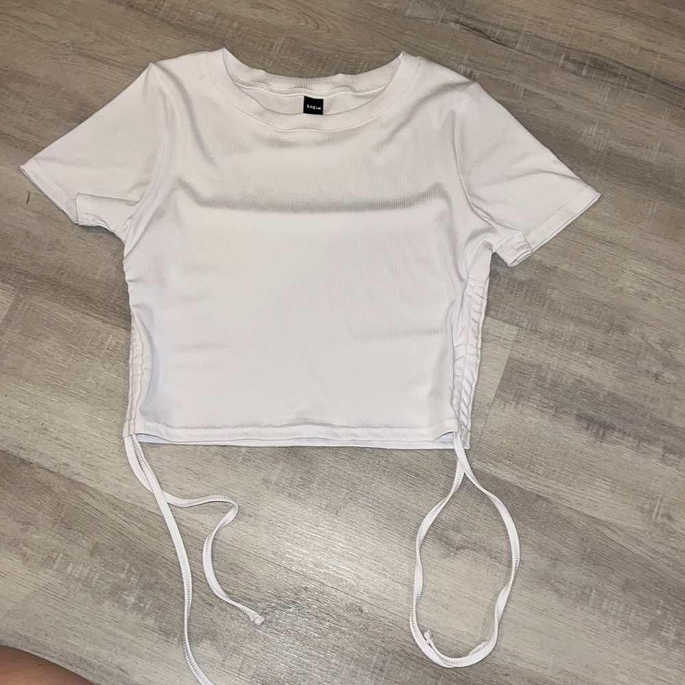 white scrunched crop tee